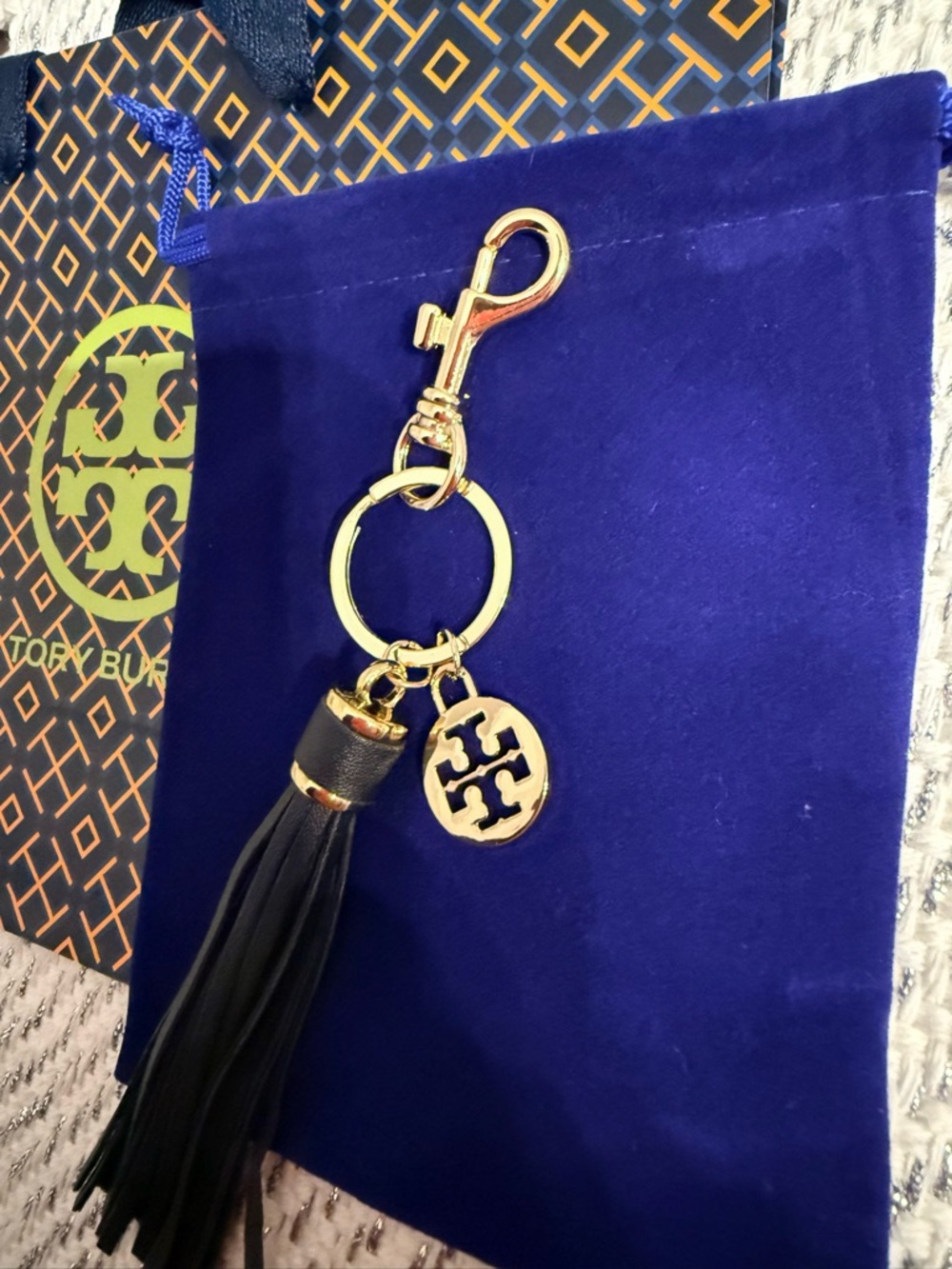 LAST ONE! 🚨 NEW. Bag charm or keychain with Tory Burch medallion + gift wrap - Picture 10 of 16
